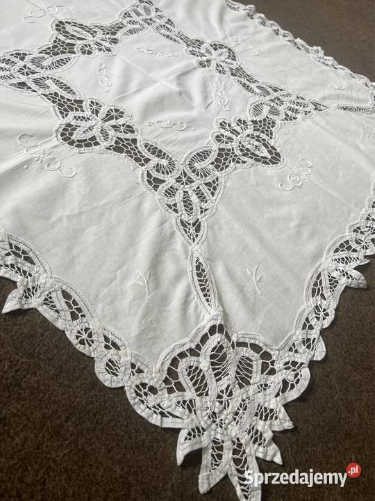 Obrus serweta haftowana z koronkami