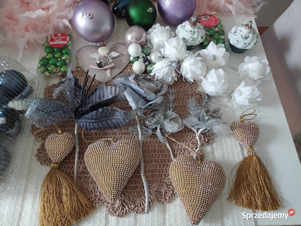 Zestaw bombek i ozdób świątecznych