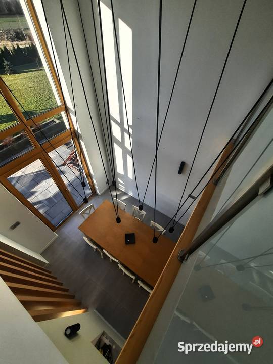 Długa lampa wisząca do wysokiego salonu na skosy Rzeszów