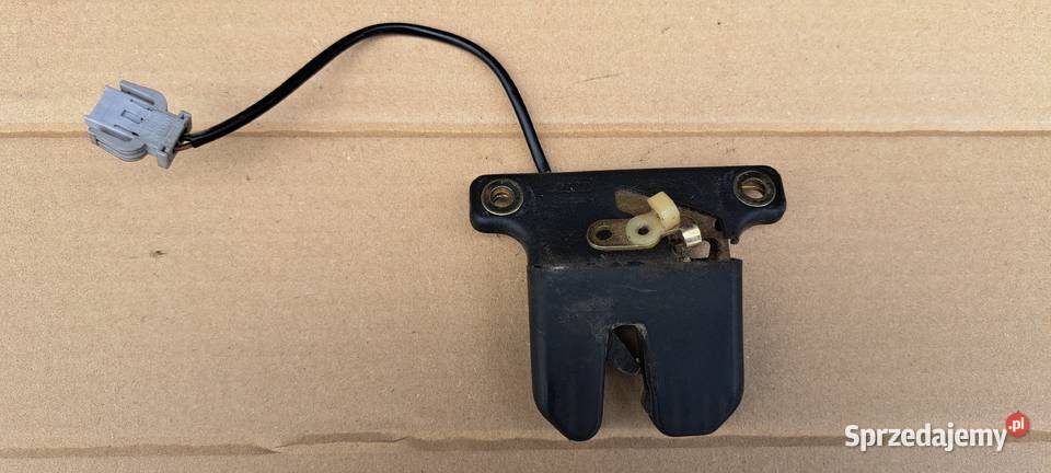 Zamek klapy tylnej Audi 80 B4 sedan 8A5827505B Luzino