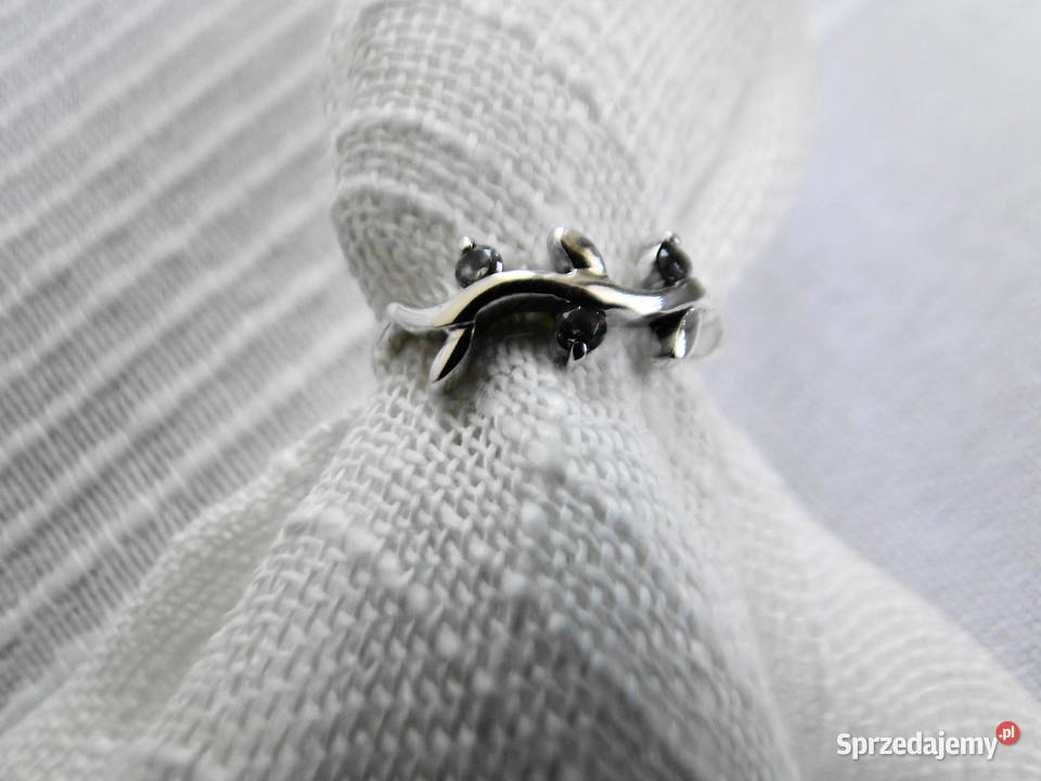 Ciekawy pierścionek srebro 925 Pierścionki