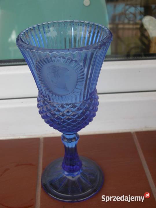 szklany pucharek z kameą