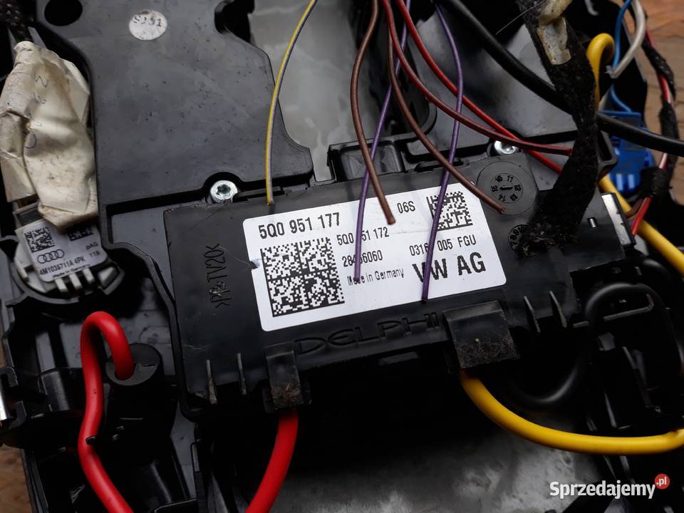 AUDI A4 B9 LAMPKA OŚWIETLENIE KABINY 8W0947135D Części samochodowe Międzychód