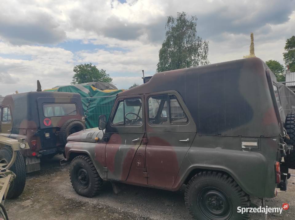 Militarny UAZ 469B w hardtopie