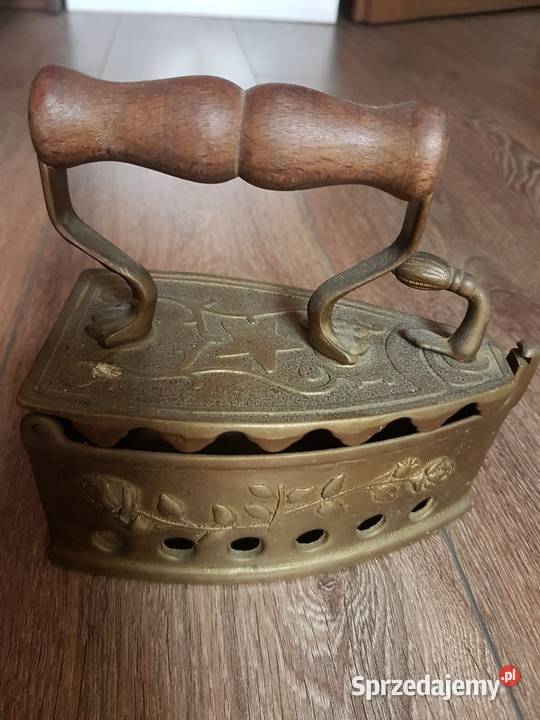 ceramiczne pojemniki i stare żelazko ozdobne Kraków