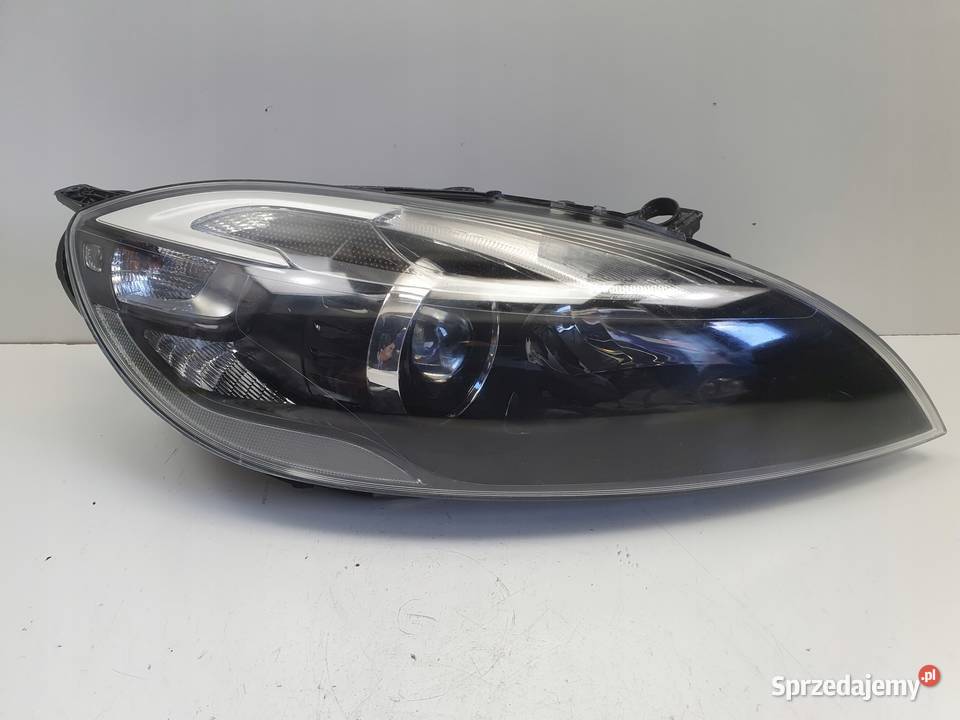 Volvo V40 II 1216r PRZEDNIA LAMPA PRAWA prawy