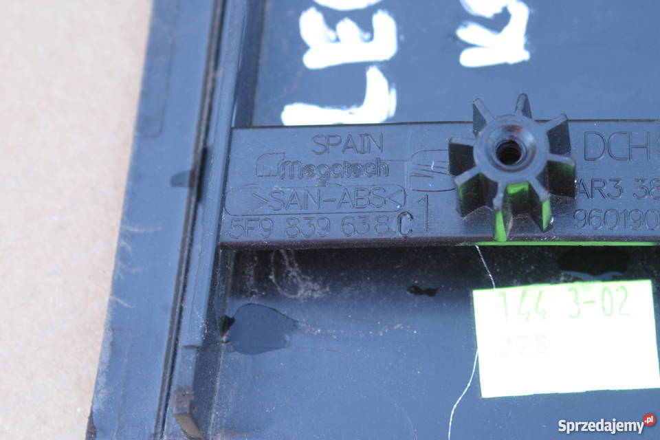 SEAT LEON IV 4 16 TRÓJKĄT OSŁONA NAROŻNIK DRZWI Bieleń