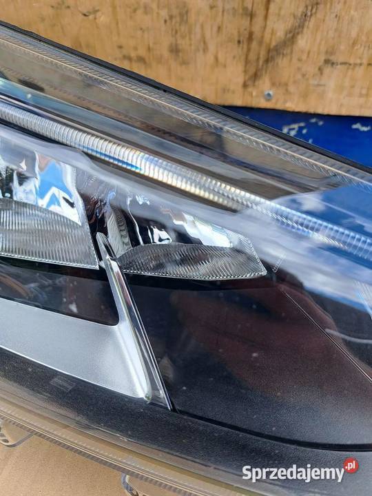 Lampa przednia prawa Ford Focus MK4 JX7B13W029CE osobowe sprzedam