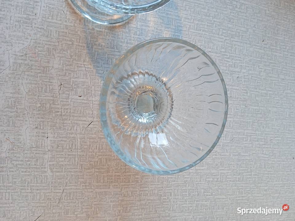 Dwa skandynawskie pucharki do deserów