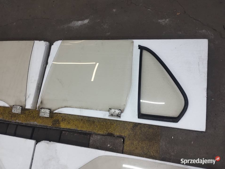 BMW e30 sedan brązowe szyby Rok produkcji 1987 Zestawy naprawcze Częstochowa sprzedam