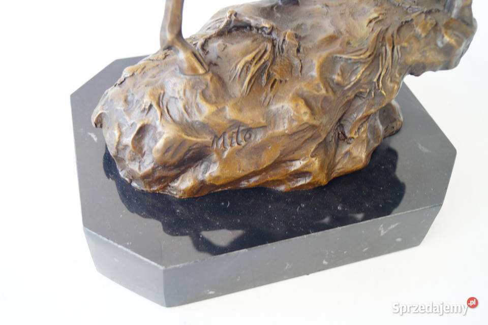 Ryczący jeleń na skale figura z brązu myśliwska Gizałki