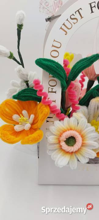 Flower box z kwiatami z drucików chenilowych
