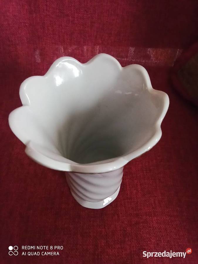 Wazon z różową różą Na białej porcelanie Gdańsk