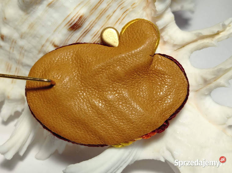 BROSZKA NA SZPILCE Z ŻYWICĄ SUTASZ Warszawa