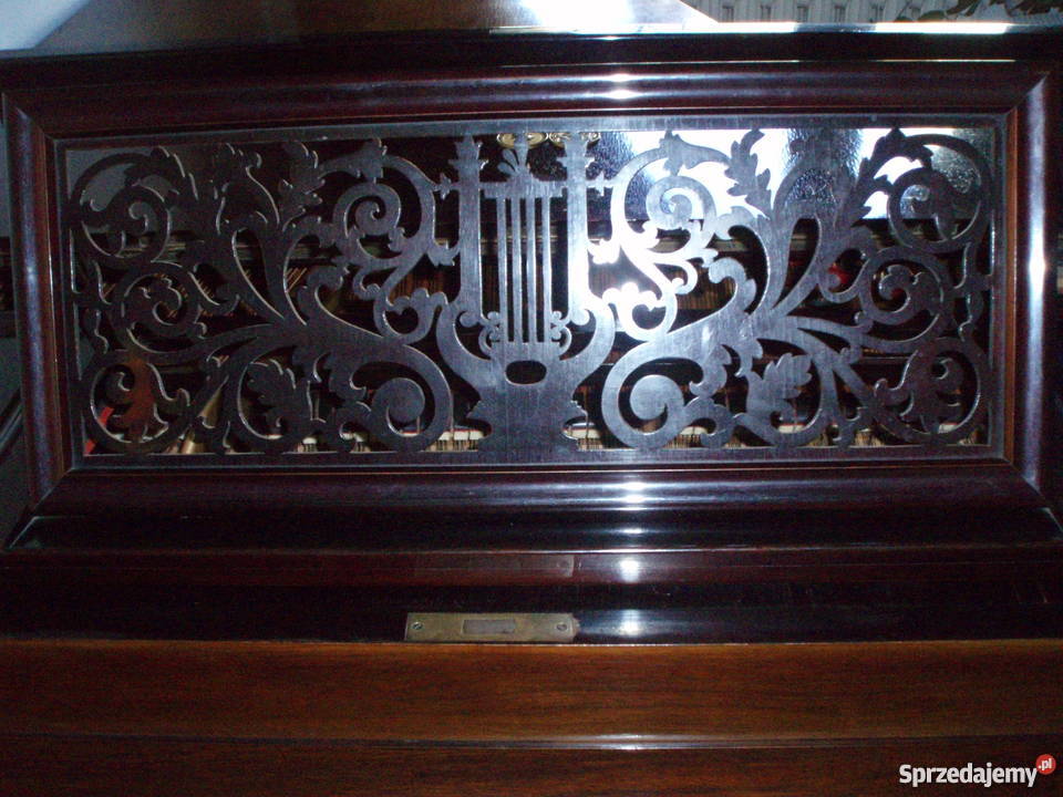 stary piękny fortepian