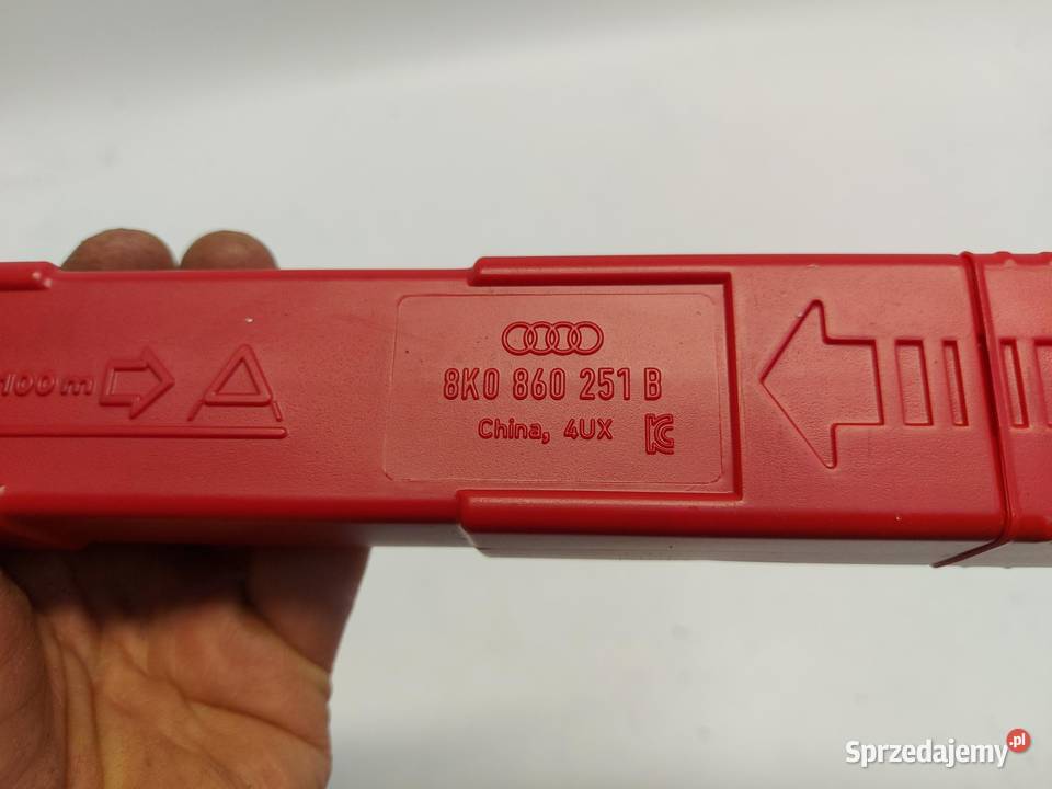 Audi Q8 ETRON 4KE 2020r trójkąt ostrzegawczy
