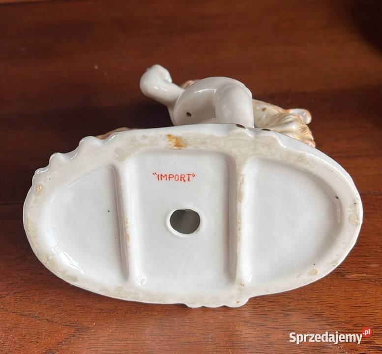 Figurka Putto z chartem Syg Import Gdańsk