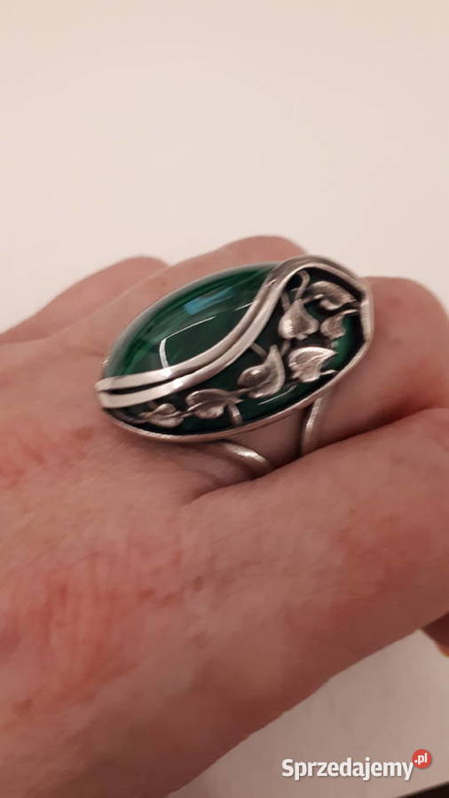 pierścionek srebrny z zielonym oczkiem Pierścionki