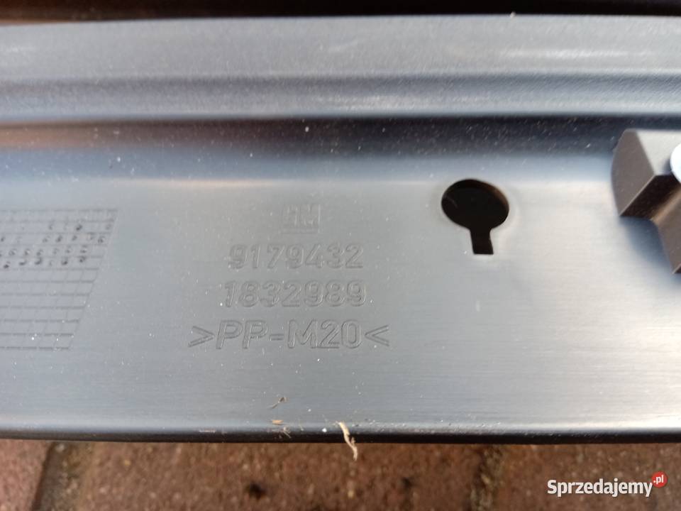 Plastik listwa tylnej klapy Vectra C HB 2005r Szadek