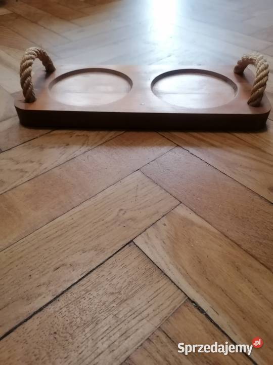 Drewniana podstawa ze sznurkami