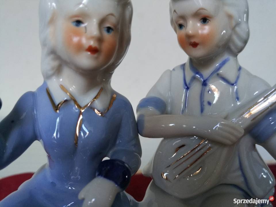 Figurka z porcelany Młodzieniec z mandoliną Ropa