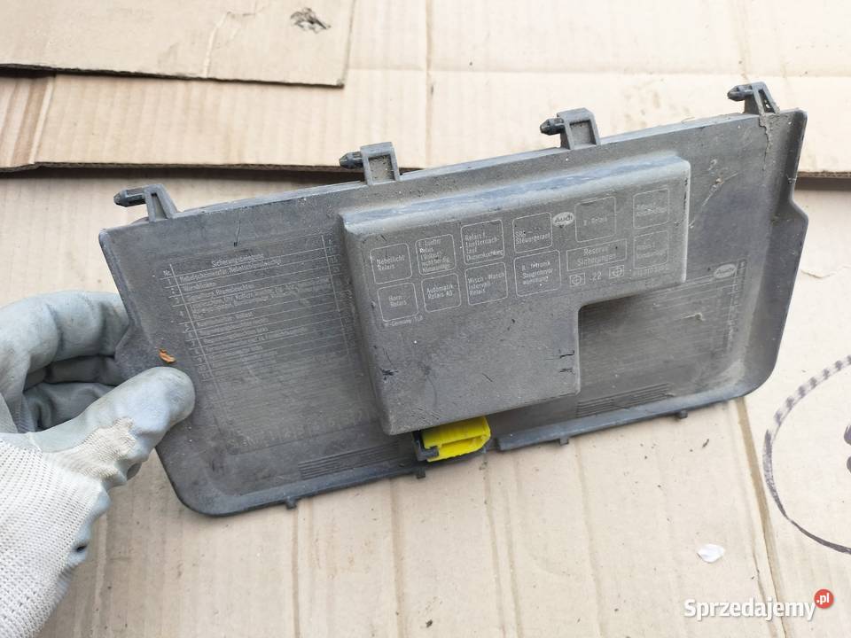 AUDI 80B3 893941801 OSŁONA UCHWYT SKRZYNKI lubelskie Kamień-Kolonia