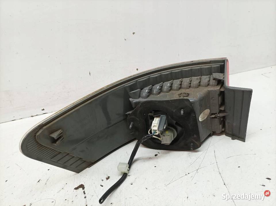 LAMPA TYŁ PRAWA KOMBI T27 USZKODZONA Toyota świętokrzyskie