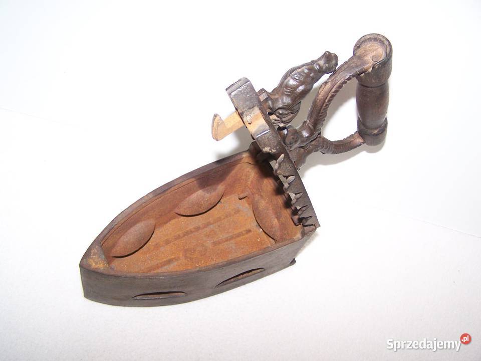Zabytkowe żelazko na węgiel żeliwne z drewnianą