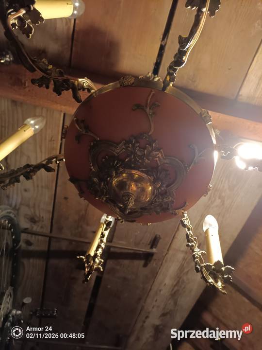 Żyrandol mosiężny pięknie zdobiony do pałacu Krze Duże