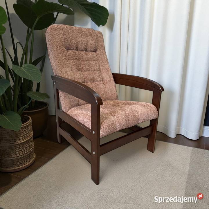 Klasyczny pikowany fotel wypoczynkowy na stelażu Tarchały Małe