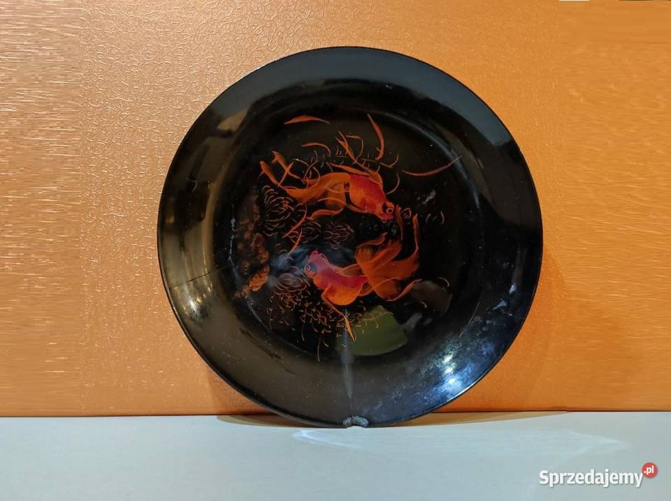 lakierowany ozdobny talerz z motywem złotych Kielce