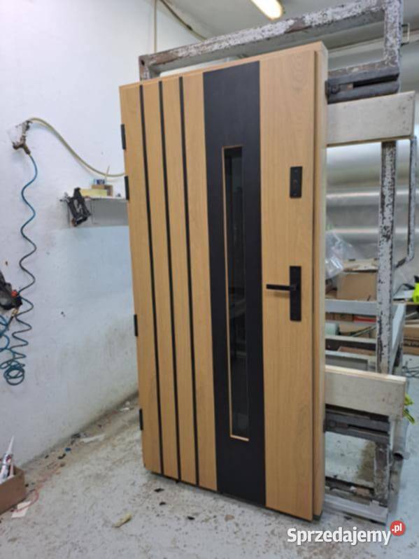 Drzwi drewniane czarna wstawka warmińsko-mazurskie Ełk