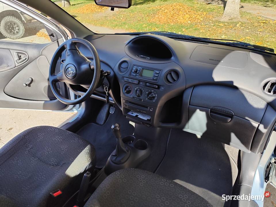 TOYOTA YARIS 2004 STARSZA DAMA ALE NADAL Z WERWĄ Rok produkcji 2004 Białystok
