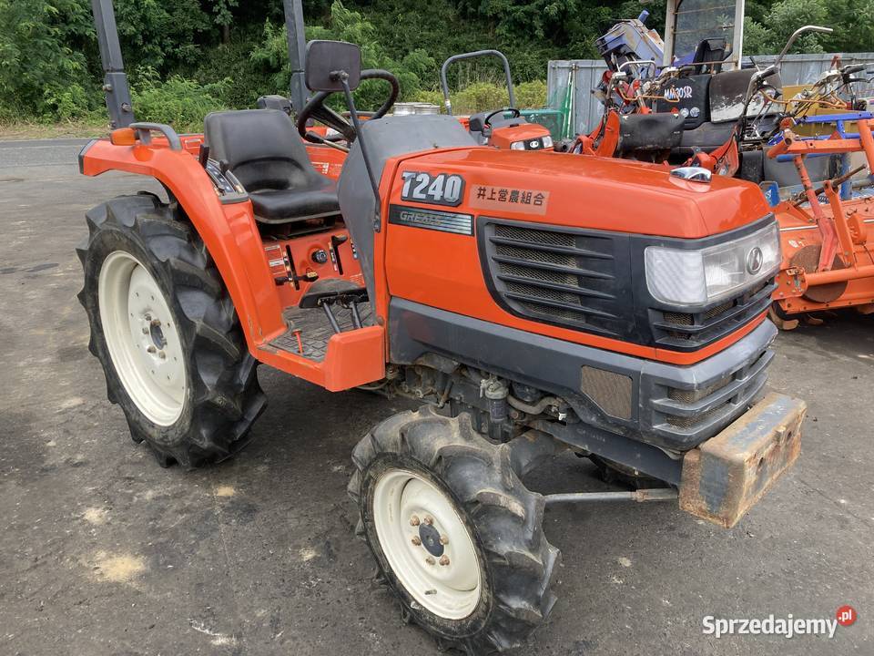 Kubota T240 mocny i niezawodny traktor 24 Napęd 4x4