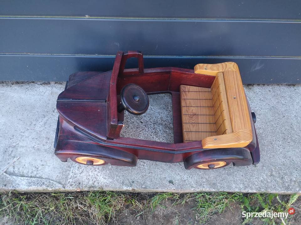 Duży drewniany samochód Aleksandrów Łódzki