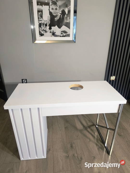 Biurko kosmetyczne do manicure z lamelami