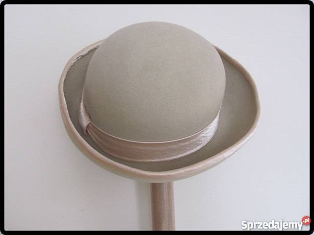 Beżowy kapelusz damski zdobiony tasiemką Płock