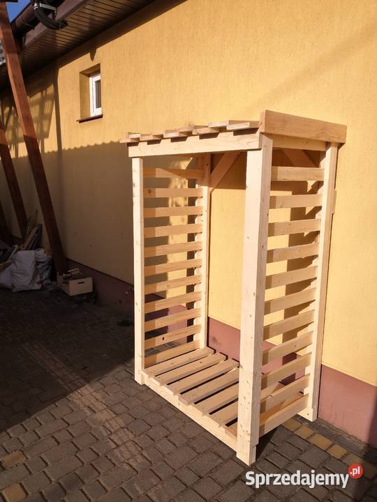 Drewutnia składzie na drewno