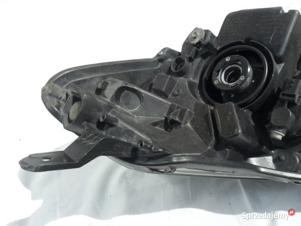 Toyota Yaris III 3 lift reflektor prawy przedni