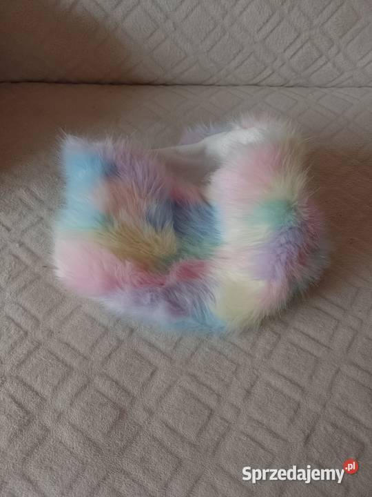 Ekskluzywny pastelowy komin futrzany z Londynu