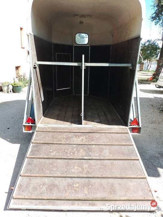 Przyczepa do przewozu dwóch koni