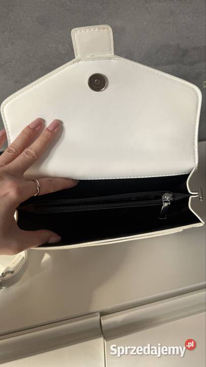 Elegancka biała torebka z długim paskiem sprzedam