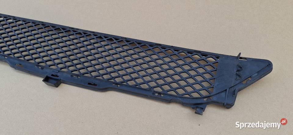 MERCEDES BKLAASA W246 KRATKA ZDERZAKA ŚRODKOWA Bieleń sprzedam