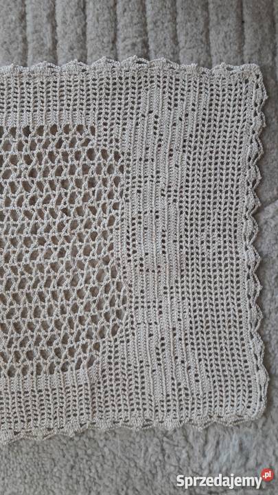 Szydełkowy prostokątny bieżnik na stół w kolorze Warszawa