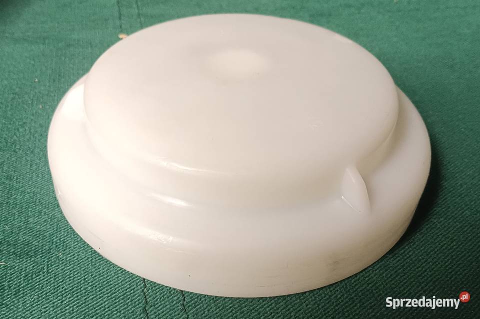 Duża plastikowa nakrętka o średnicy 15 Zbylitowska Góra