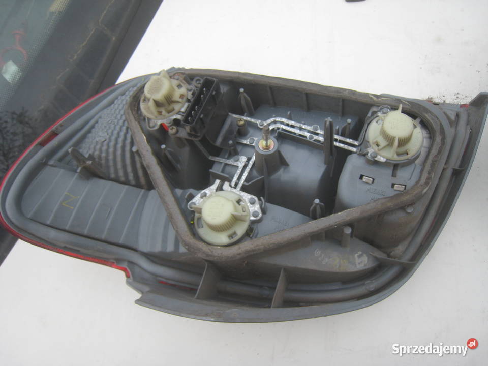 Lampa tylna prawa lewa Toyota Yaris I lift 0307 osobowe