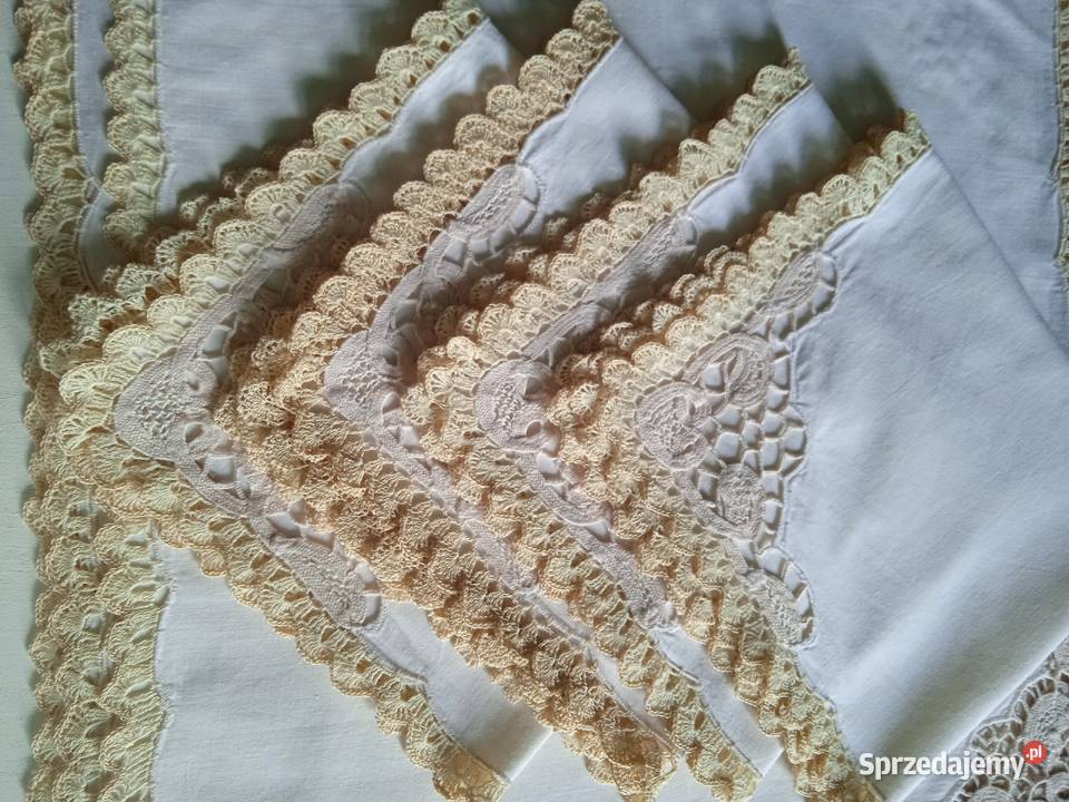 KREMOWE SERWETKI STOŁOWE HAFTOWANE Z KORONKĄ