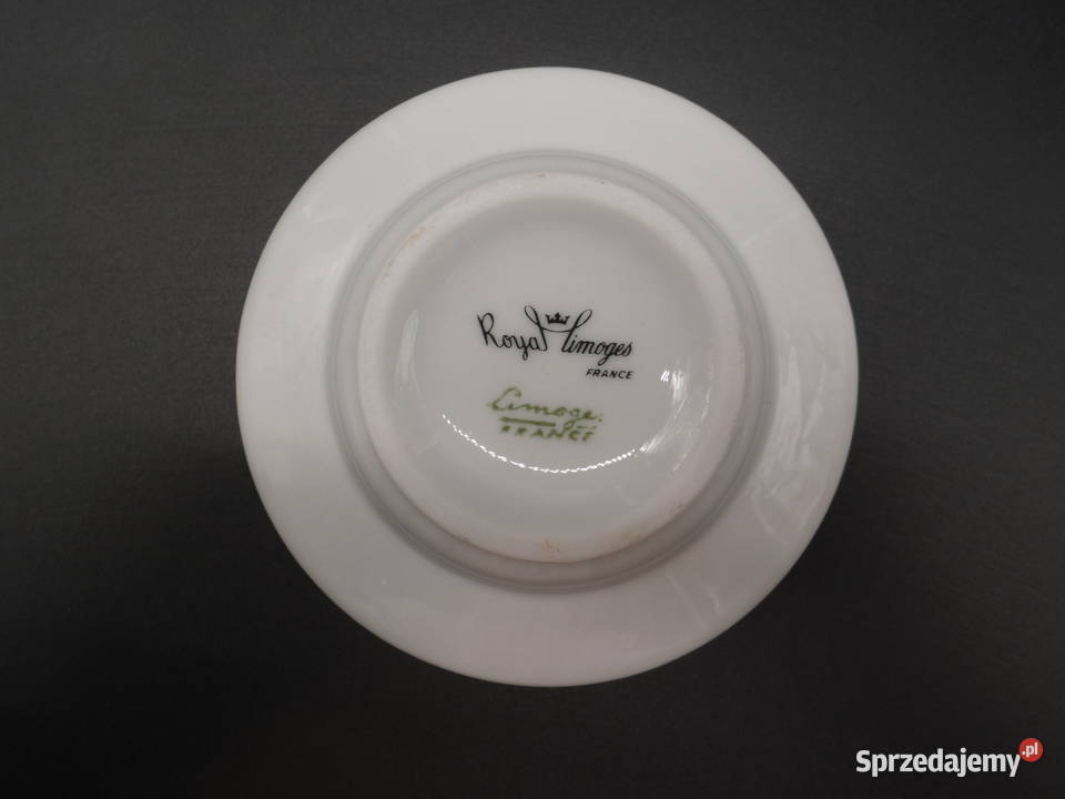 Kieliszek do jajek wykonany z białej porcelany Raszków