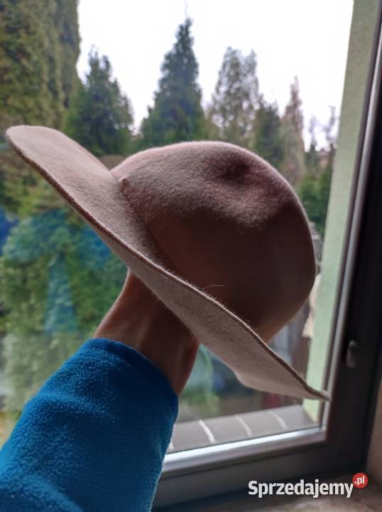 beżowy filcowy kapelusz ciepły Reserved modny Kielce
