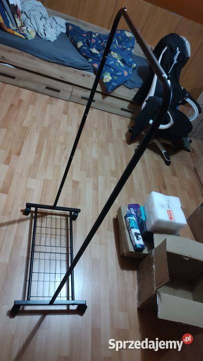 metalowy wieszak stojący na ubrania z dolną